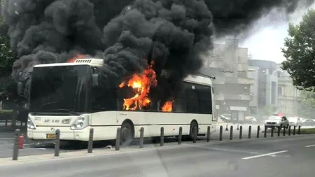 VIDEO. Troleibuz, cuprins de flăcări uriașe în centrul Bucureștiului. Director STB: „Are o vechime de zece ani”