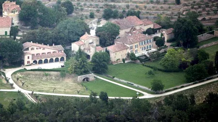 Brad Pitt și Angelina Jolie se vor căsători probabil weekendul viitor, afirmă un primar francez