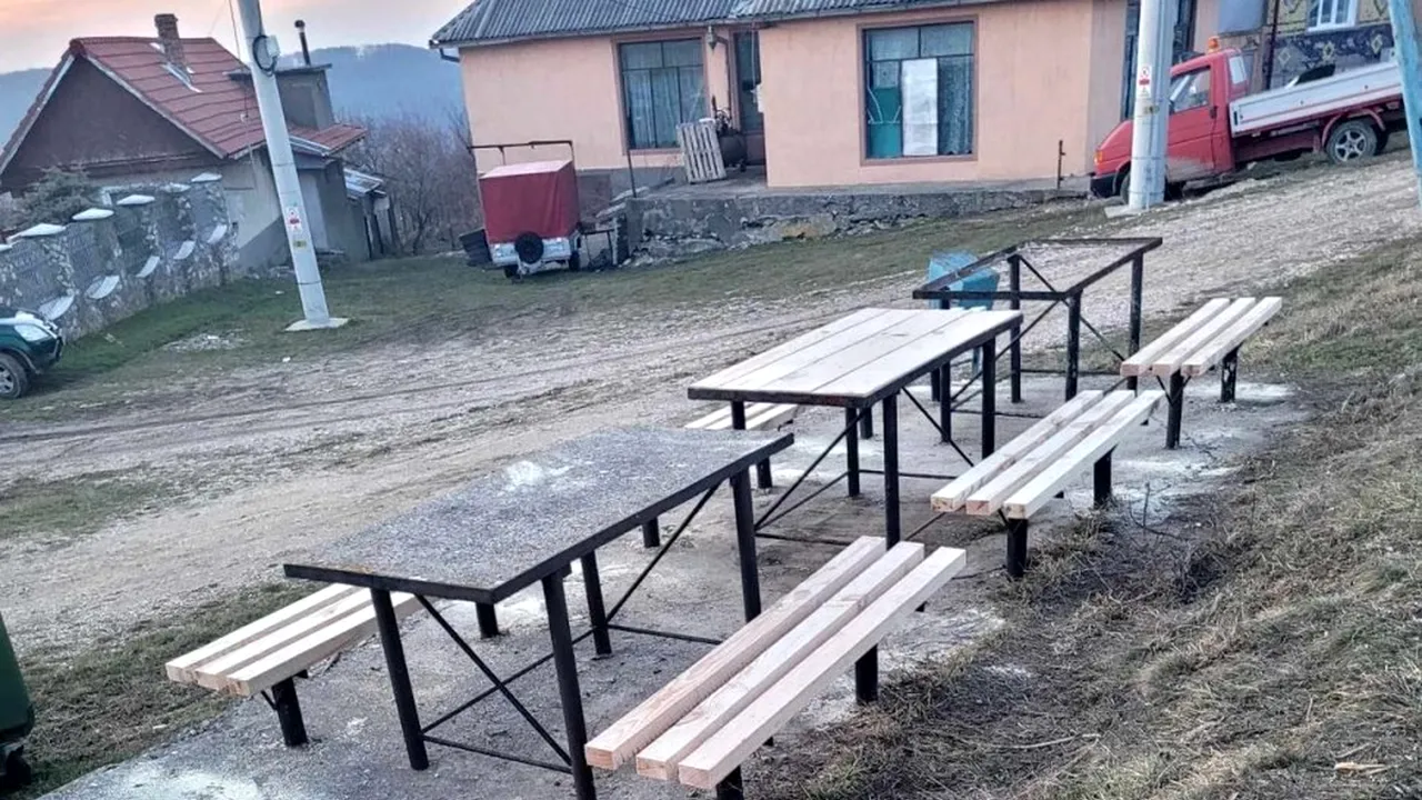 Bărbat din Caraș-Severin, SANCȚIONAT după ce a reparat băncile din centrul satului în care locuiește. Ce explicație a primit din partea autorităților