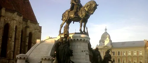 Statuia lui Matei Corvin de la Cluj a fost vandalizată, fiind vopsită parțial cu o vopsea maro