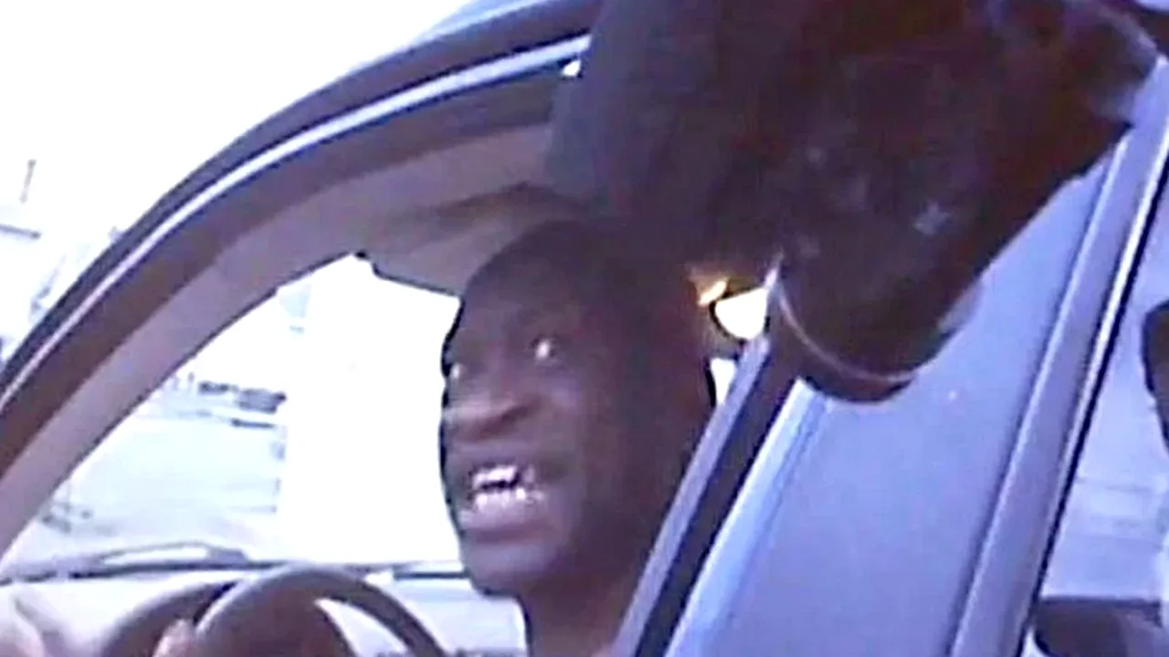 Au apărut imagini din timpul arestării lui George Floyd, când era scos din mașină: „Te rog, nu mă împușca, omule! Tocmai mi-am pierdut mama” (VIDEO)
