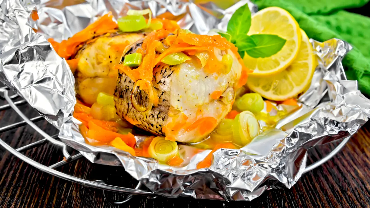 Sunt PERICULOASE foliile de aluminiu pentru gătit? Ce spun specialiștii