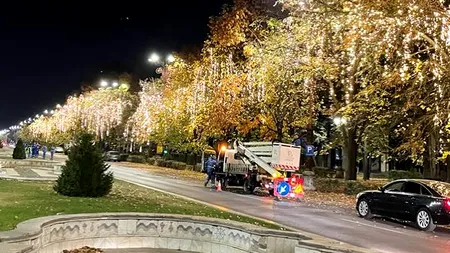 Bucureștiul se pregătește pentru SĂRBĂTORI: Montarea decorațiunilor de Crăciun a început pe străzile Capitalei