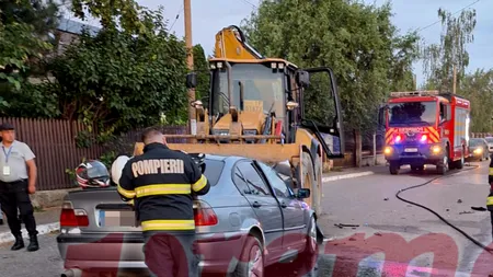 ACCIDENT cumplit după o „liniuță” între două BMW-uri. Unul dintre șoferi a ajuns la spital cu ambele picioare rupte. A intrat într-un buldoexcavator