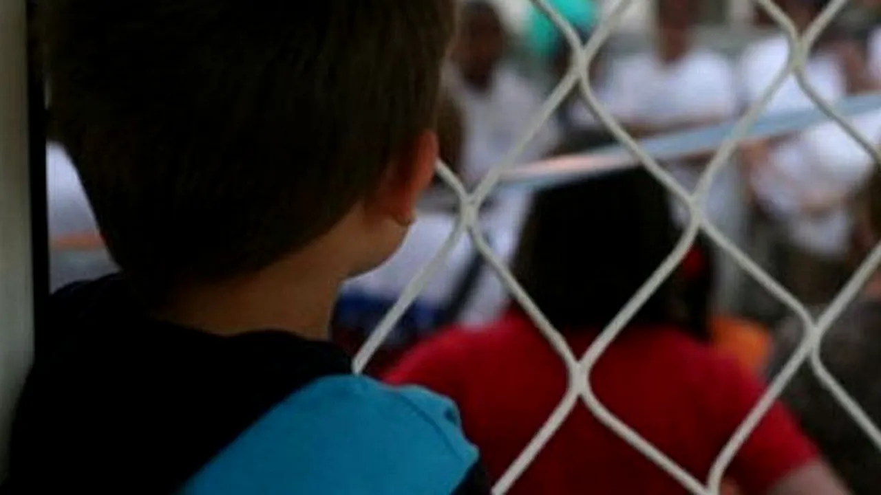 La mai bine de un an de la schimbarea legii, numărul copiilor adoptați s-a înjumătățit. De ce-i ține statul pe cei mici în sistem