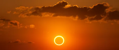 VIDEO EXCLUSIV | Imagini spectaculoase cu eclipsa parțială de soare, surprinse în București / Soarele, acoperit în proporție de 44%