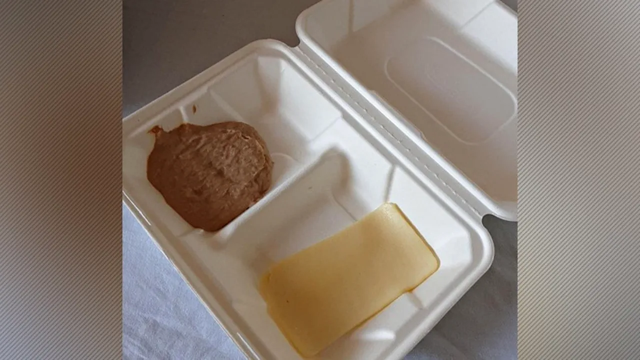 Mic dejun umilitor la Spitalul de Copii Cluj. O mamă a primit o felie de cașcaval și o lingură de pateu | FOTO