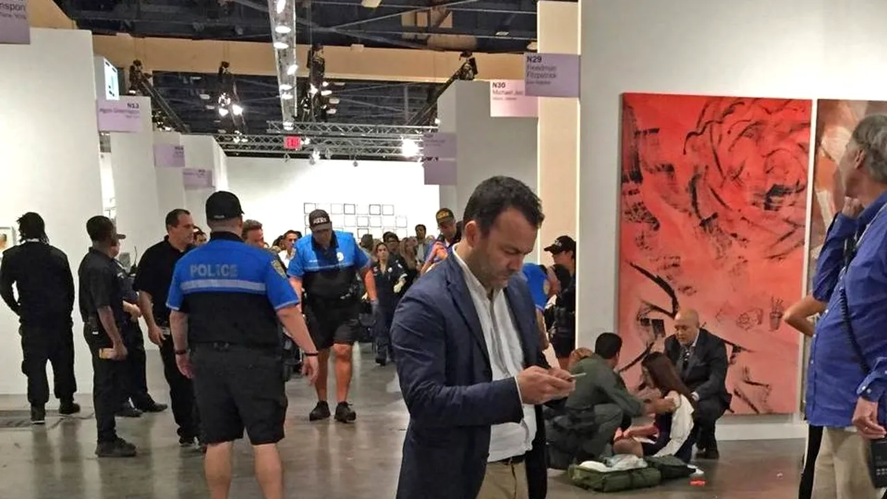 Moment incredibil într-o galerie de artă. Oamenii au privit nepăsători cum o femeie era înjunghiată