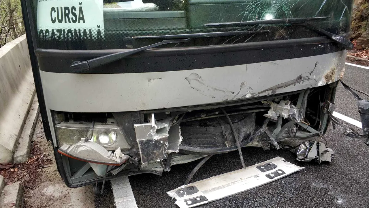 Un autocar plin cu pelerini s-a ciocnit cu o mașină condusă de un șofer băut în județul Gorj - FOTO