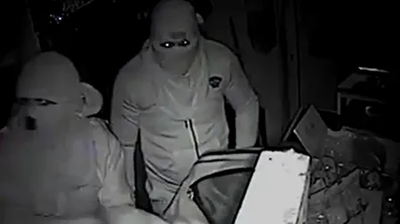 Magazin din Galați, jefuit de DOUĂ ORI de indivizi mascați, filmați de camera de supraveghere 