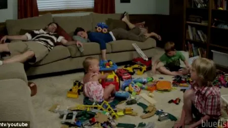 VIDEO. Părinții hip-hop: doi tineri au făcut un videoclip despre cum le-au schimbat copiii viața