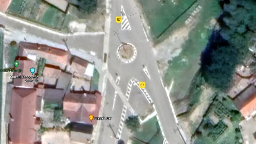 Sens giratoriu amplasat ABSURD într-un sat din Alba cu 300 de locuitori. E pus fix în fața casei primarului