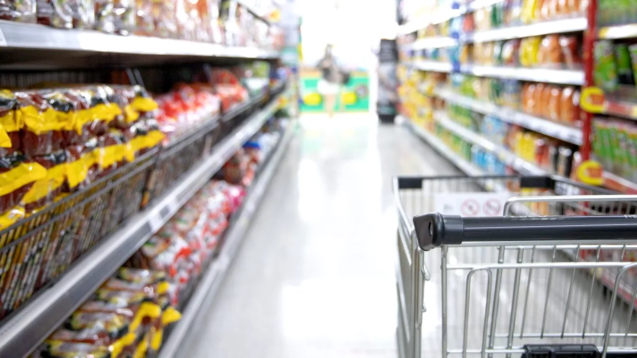 Cunoscut supermarket din România, amendat de ANAF cu 2.000.000 de lei. Ce nereguli au fost găsite la retailerul vizat
