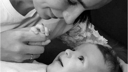 CU GÂNDUL LA VOI. Alexandra, o fetiță de numai opt luni, suferă de o boală extrem de rară. Pentru o șansă la viață, ea are nevoie de cel mai scump vaccin din lume