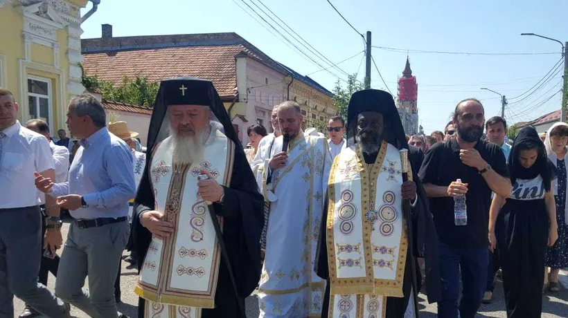 Ortodocșii și greco-catolicii, procesiuni separate la Nicula: Participă și mitropolitul de Rwanda