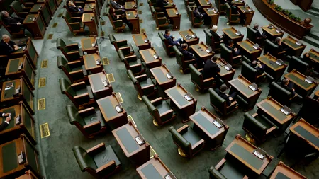 Unii funcționarii din Parlament și ministere vor primi 