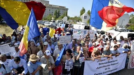 DECIZIE CCR. Peste 200 de persoane protestează în Piața Universității