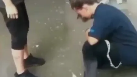 Nou caz de violență între copii. Fată de 16 ani, bătută și jignită de o alta de 13 ani, în Deva (VIDEO)