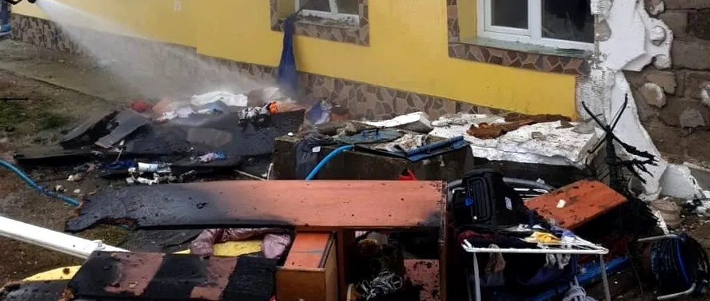 FOTO-VIDEO. Explozie într-o locuință din Argeș. Un tânăr a suferit arsuri pe o suprafață mare din corp