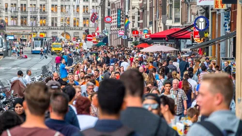 EFECTELE TURISMULUI MASIV. Autoritățile din Amsterdam au interzis de la 1 iulie închirierea locuinţelor pentru turişti