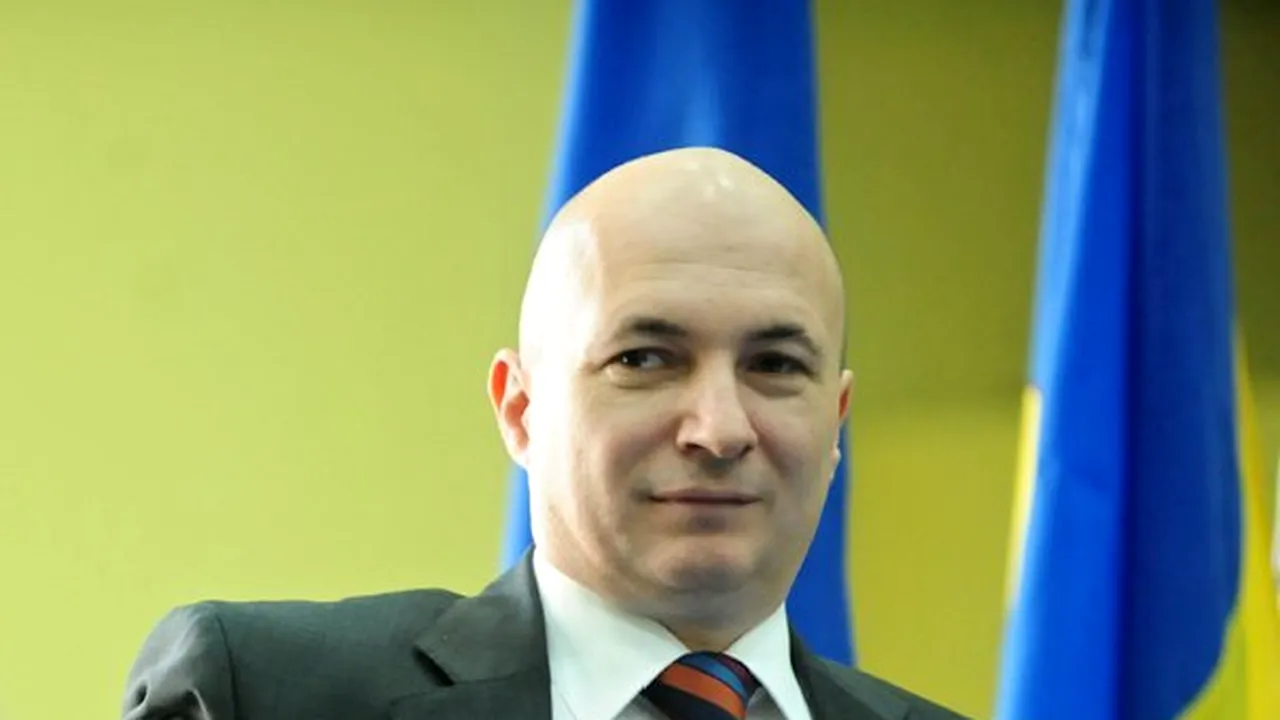 Codrin Ștefănescu: Klaus e fericit! Șeful său Macron îi face loc Codruței. Ca să nu-l încurce mama cătușelor la prezidențiale