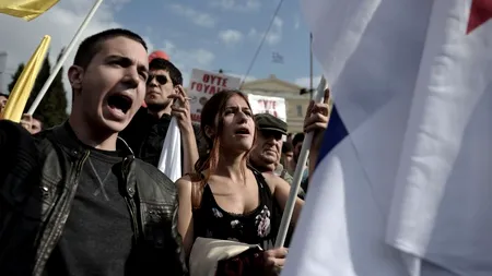 Grecii au ieșit din nou în stradă cu miile pentru a protesta împotriva măsurilor de austeritate