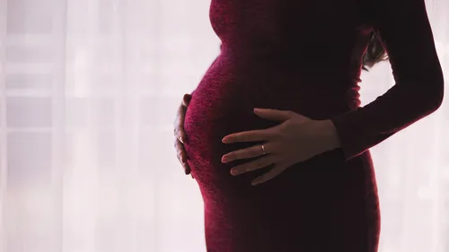 Experiența traumatizantă a unei femei însărcinate, care a primit un rezultat COVID-19 fals-pozitiv: Un medic mi-a spus că s-a produs o greșeală. M-a marcat pe viață