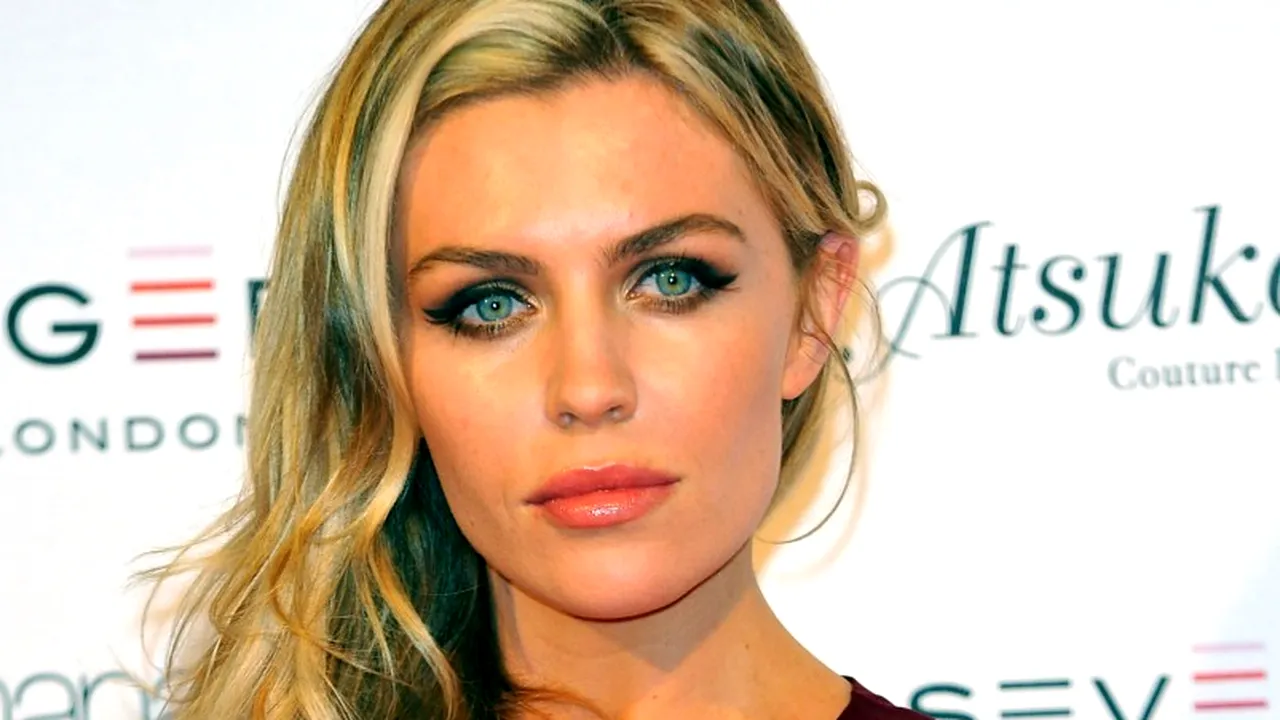 FOTO. Frumoasa Abbey Crouch, surprinsă într-o ipostază jenantă