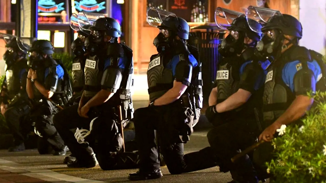 GEORGE FLOYD. Polițiștii îngenuchează în semn de solidaritate cu protestatarii George Floyd