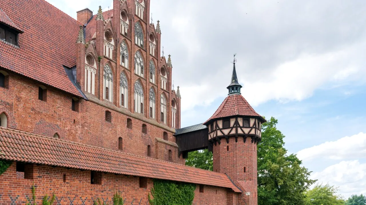 Cel mai mare CASTEL din lume se află în Europa. Unde poți vizita „capodopera arhitecturii medievale”