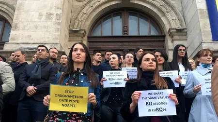 Zeci de magistrați au protestat din nou pe treptele Palatului de Justiție din Capitală 
