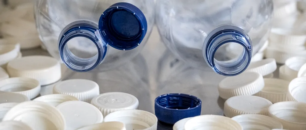 Sticlele de plastic cu CAPACE atașate devin obligatorii. Comercianții riscă sancțiuni drastice pentru stocurile vechi