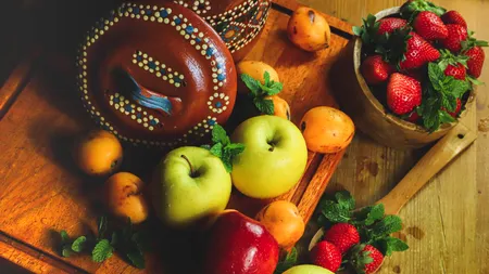 Banalul măr românesc a ajuns să coste mai mult în magazine decât fructele exotice. Cu cât se vinde kilogramul de căpșuni sau zmeură