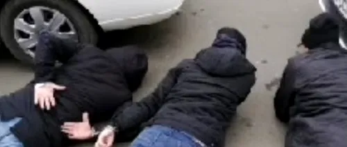Polițiști falși, prinși în flagrant pe străzile Capitalei în timp ce încercau să păcălească cetățeni străini - VIDEO 