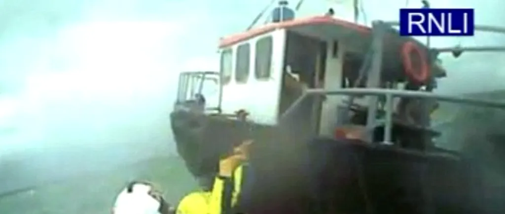 FOTO+VIDEO. Operațiune de salvare spectaculoasă a unor pescari naufragiați