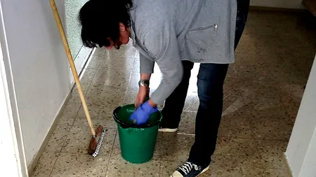 De necrezut! Ce salariu mic are o femeie de serviciu în București. Câți lei primește în fiecare lună, de fapt