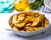 Rețetă simplă de vară: cartofi cu pesmet, usturoi și ierburi aromatice. Cum să îi oferi un gust exact ca la restaurant