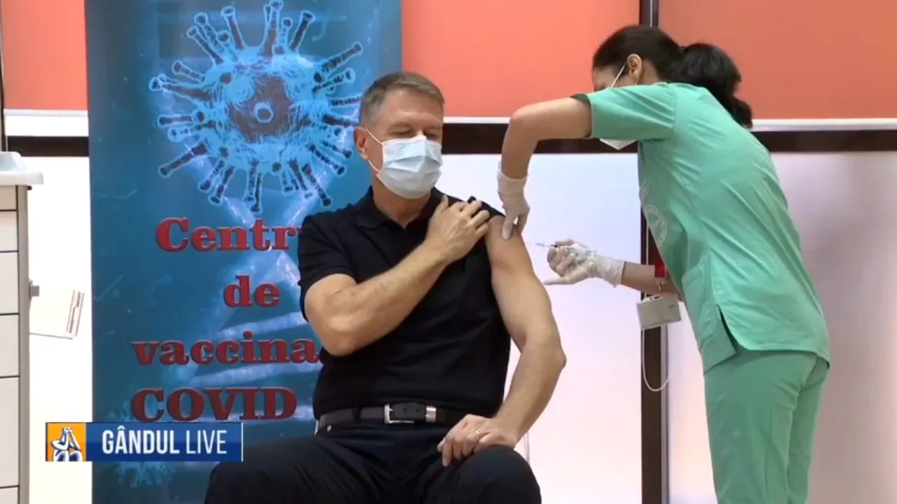 Klaus Iohannis s-a vaccinat anti-COVID la Spitalul Militar „Carol Davila”: E o procedură simplă. Nu doare. Vaccinul e sigur (VIDEO)