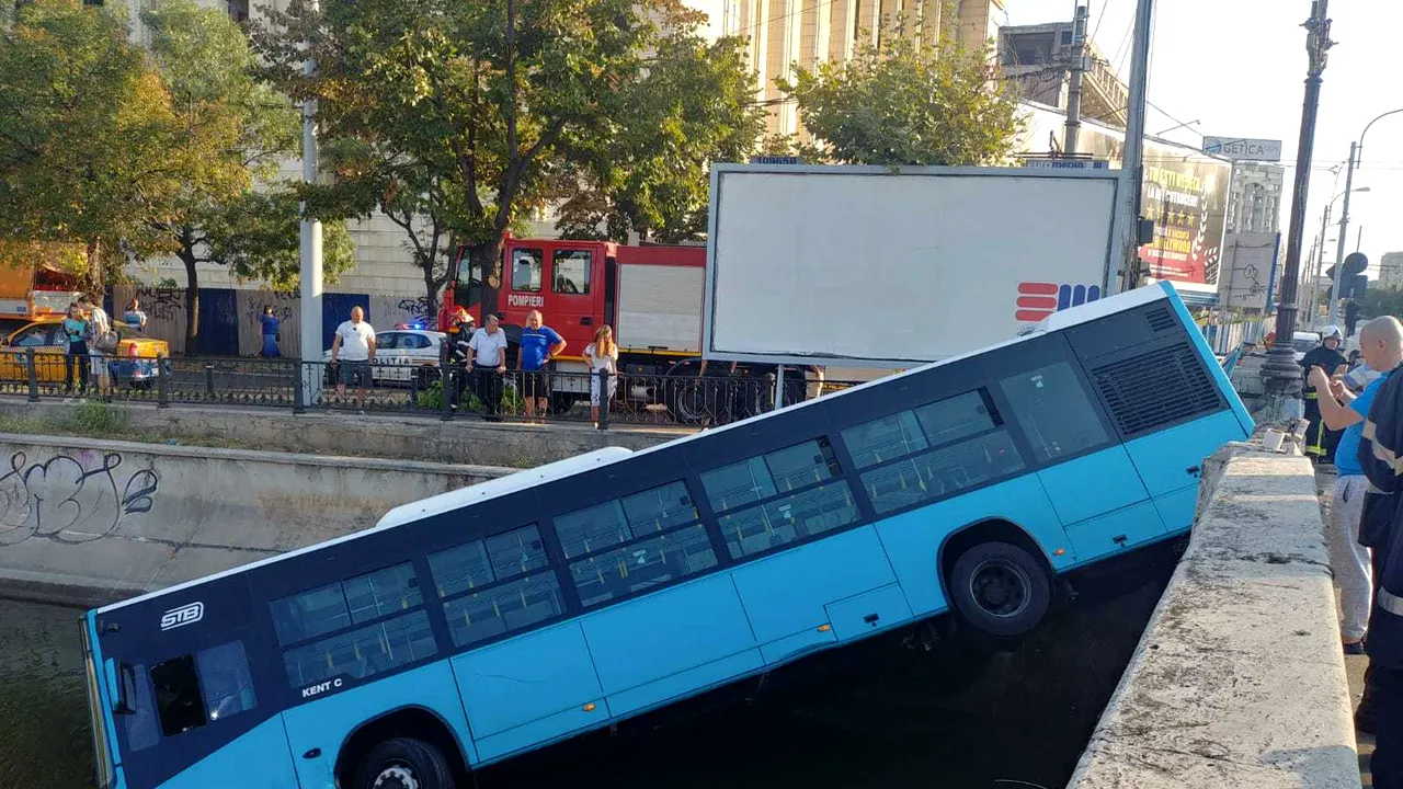 Un autobuz STB a căzut în Dâmbovița. În accident a fost implicată și o mașină VIDEO / O comisie va cerceta cauzele accidentului