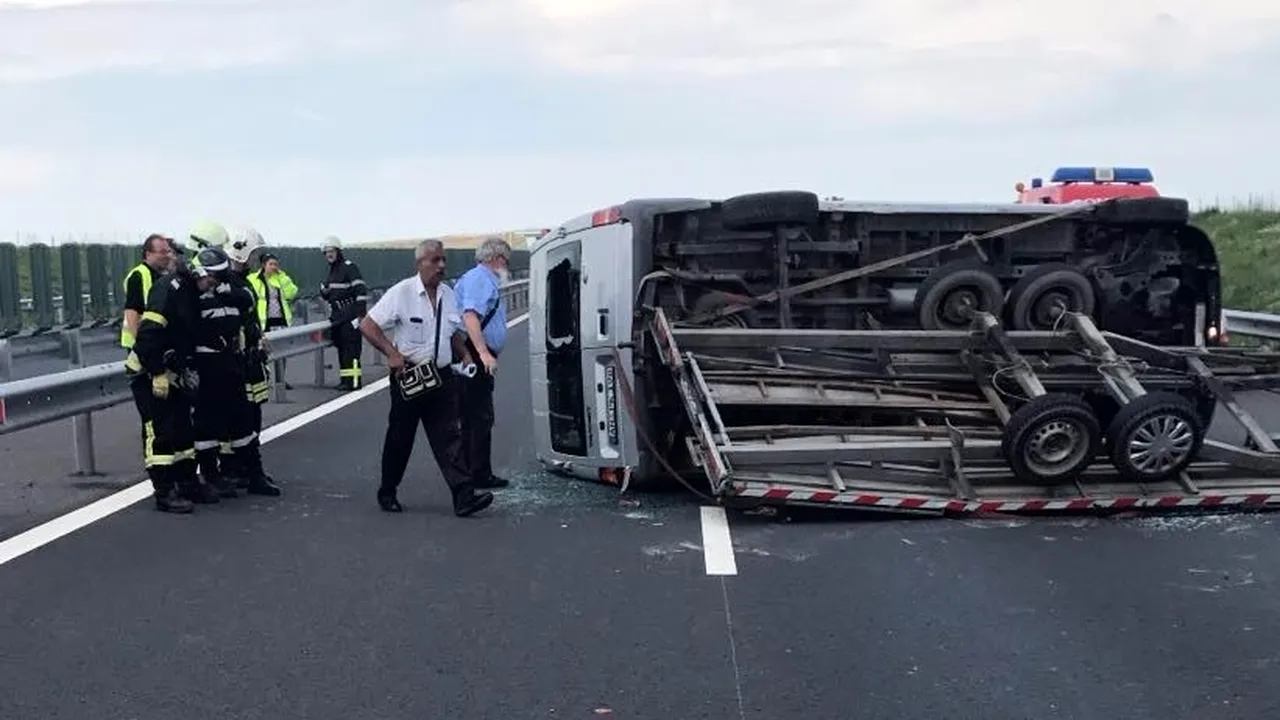 Șapte persoane rănite după ce două microbuze și un autoturism s-au ciocnit. Circulația este blocată