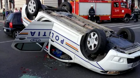 Autospecială de poliție răsturnată în centrul Clujului după ce a fost lovită de o altă mașină 