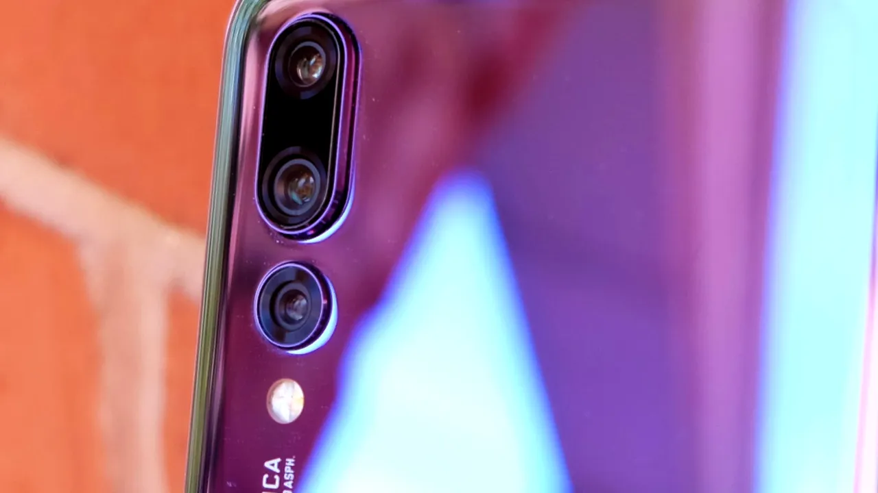 Telefonul cu cea mai bună cameră foto din lume, în oferta unei companii de telefonie din România. Costă o mică avere, dar poate fi luat în rate