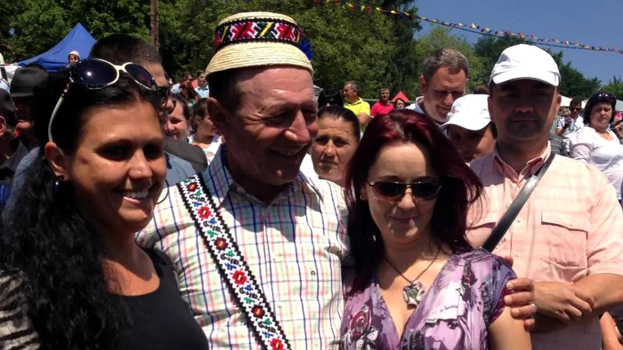 GALERIE FOTO. Băsescu a purtat clop și traistă la 