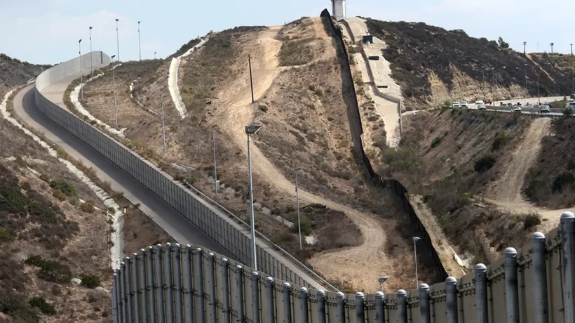 Zidul „de carton al lui Trump, de la frontiera SUA - Mexic, tăiat cu fierastraie de 100 de dolari