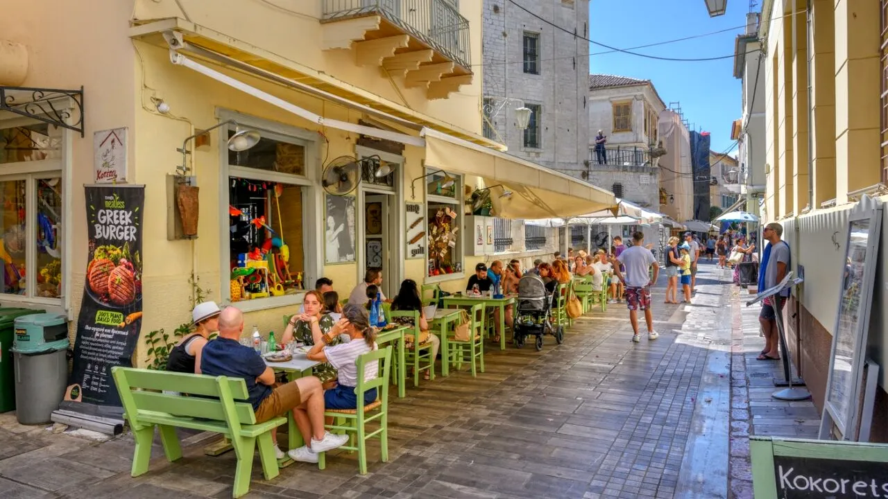 Orașul european în care turiștii cu un BUGET modest pot să găsească mâncare bună, străduțe romantice, priveliști spre mare și plaje superbe