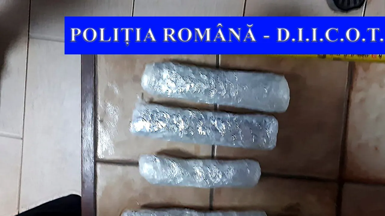 Cinci persoane reținute pentru trafic de droguri. DIICOT a ridicat aproape 2 kg de canabis și bani proveniți din traficul de droguri