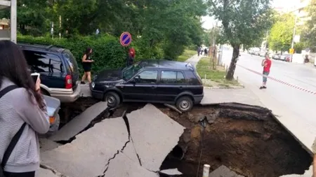 La ei, ca la noi. Cum a apărut un crater adânc de trei metri pe un bulevard din Bulgaria