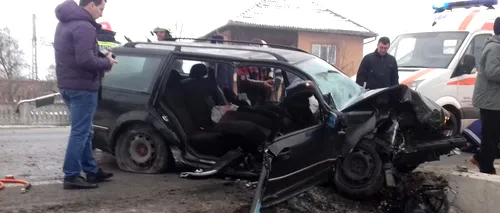 Accident teribil în Gorj. Cinci persoane au fost grav rănite, după ce mașina în care erau a intrat într-un cap de pod