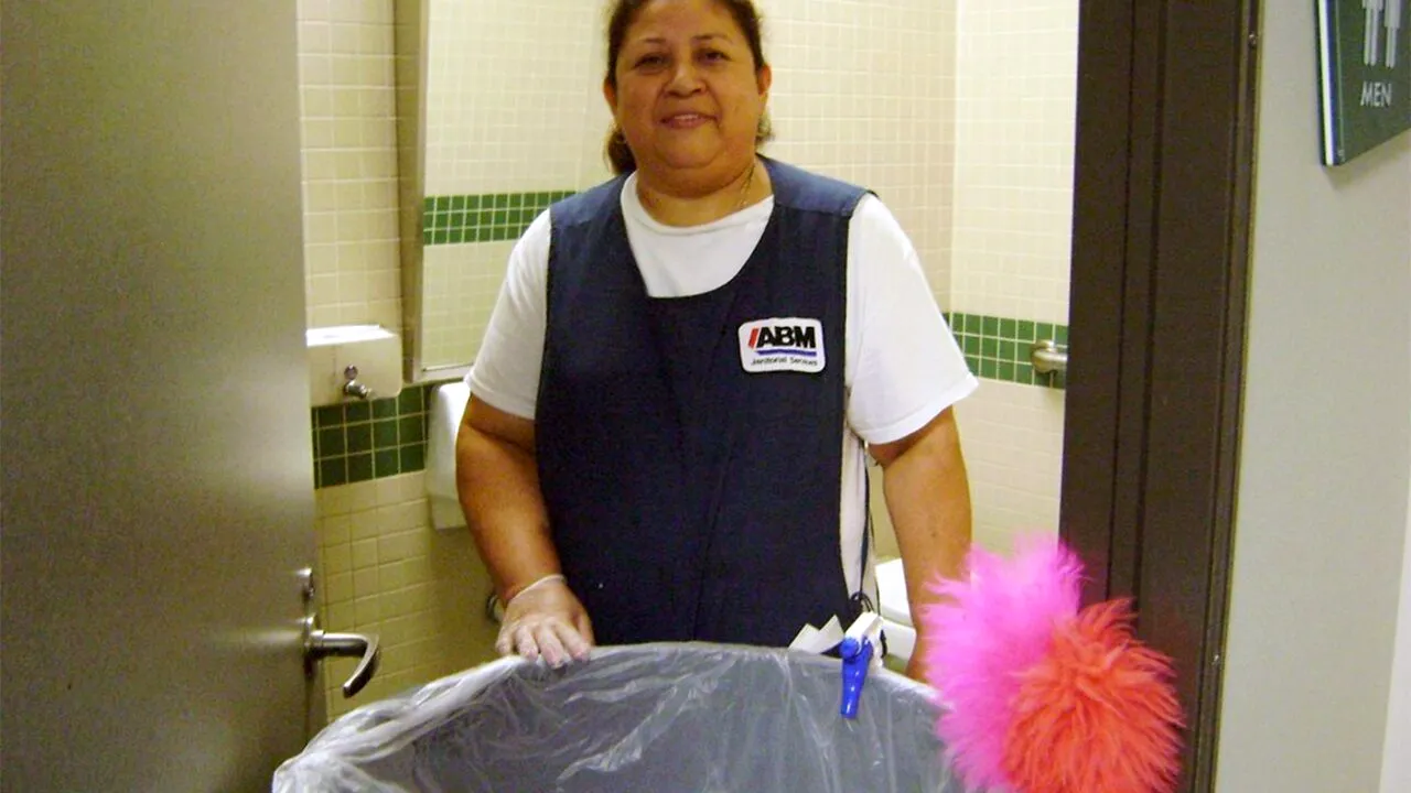 Ce salariu lunar poate câștiga o româncă în Germania, ca femeie de serviciu. Suma este uriașă!