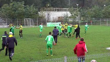 Scene de coșmar la un meci din Liga a V-a. Un spectator a scos sabia și a atacat suporterii echipei adverse